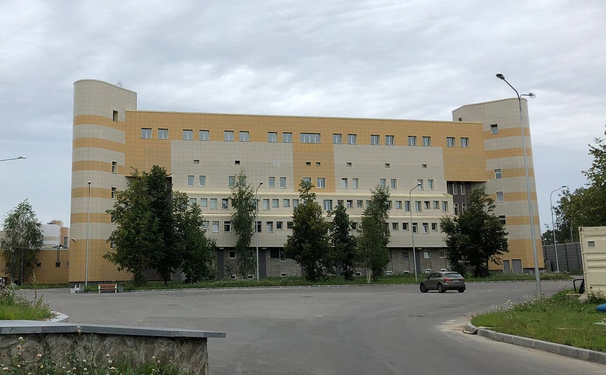 Здание морга, вид с подъездной аллеи